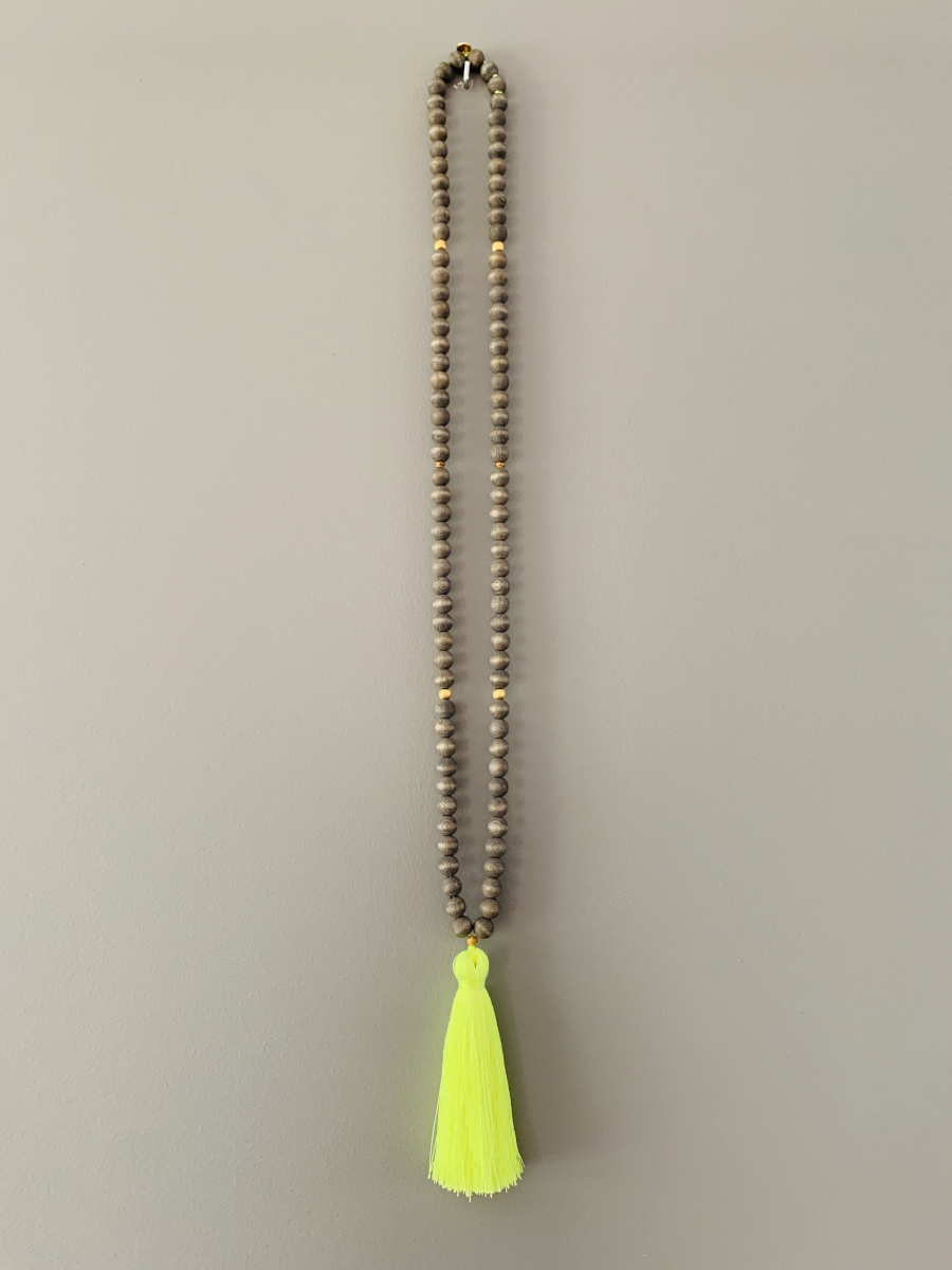 SYLVIE EDER Halskette "Mala Ibiza Vintage Wood" - Grau/neon gelb